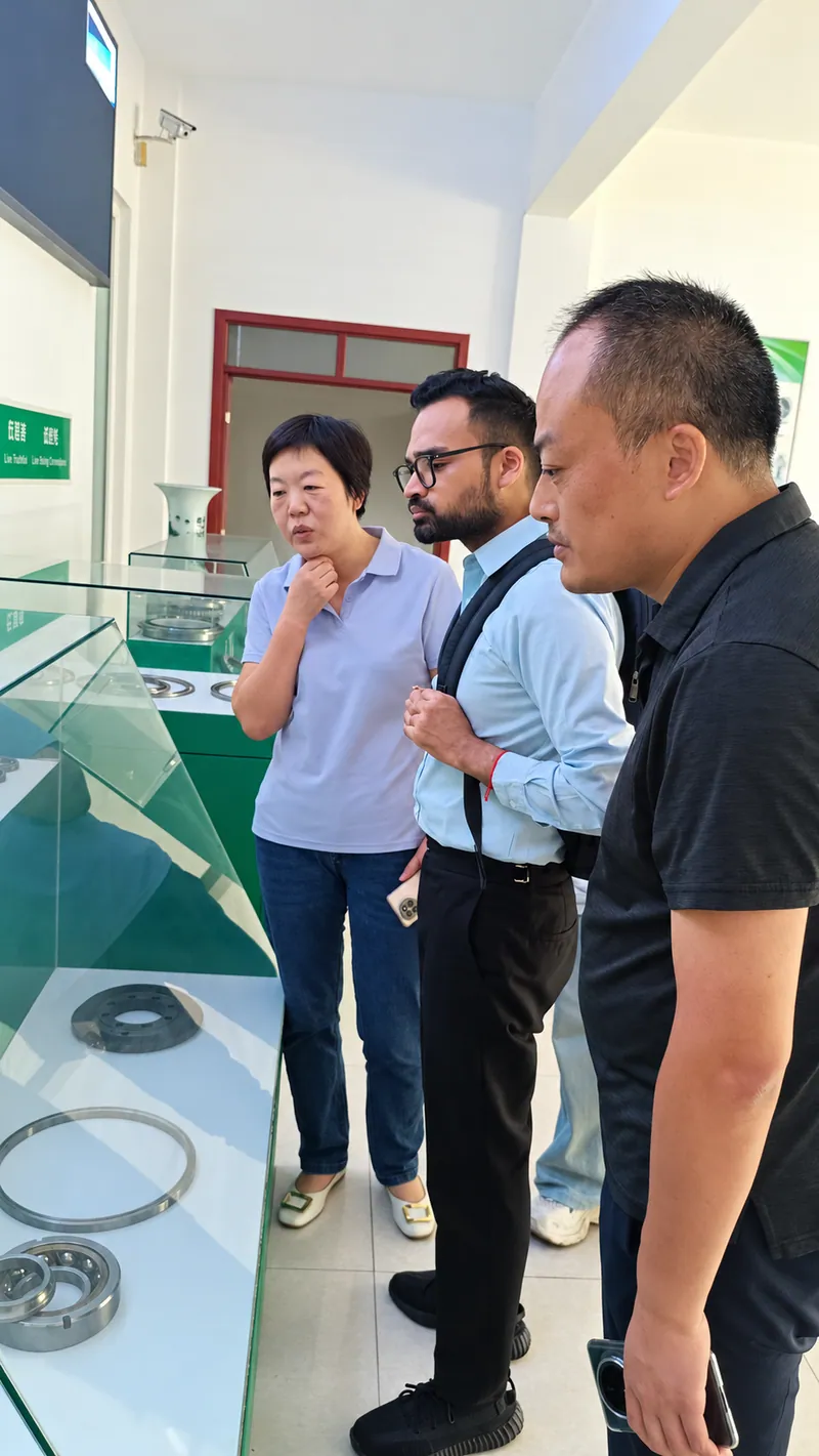 Polish Customer Visits EIM Bearing Plant in Luoyang(Image3) Polish Customer Visits EIM Bearing Plant in Luoyang(Image3)